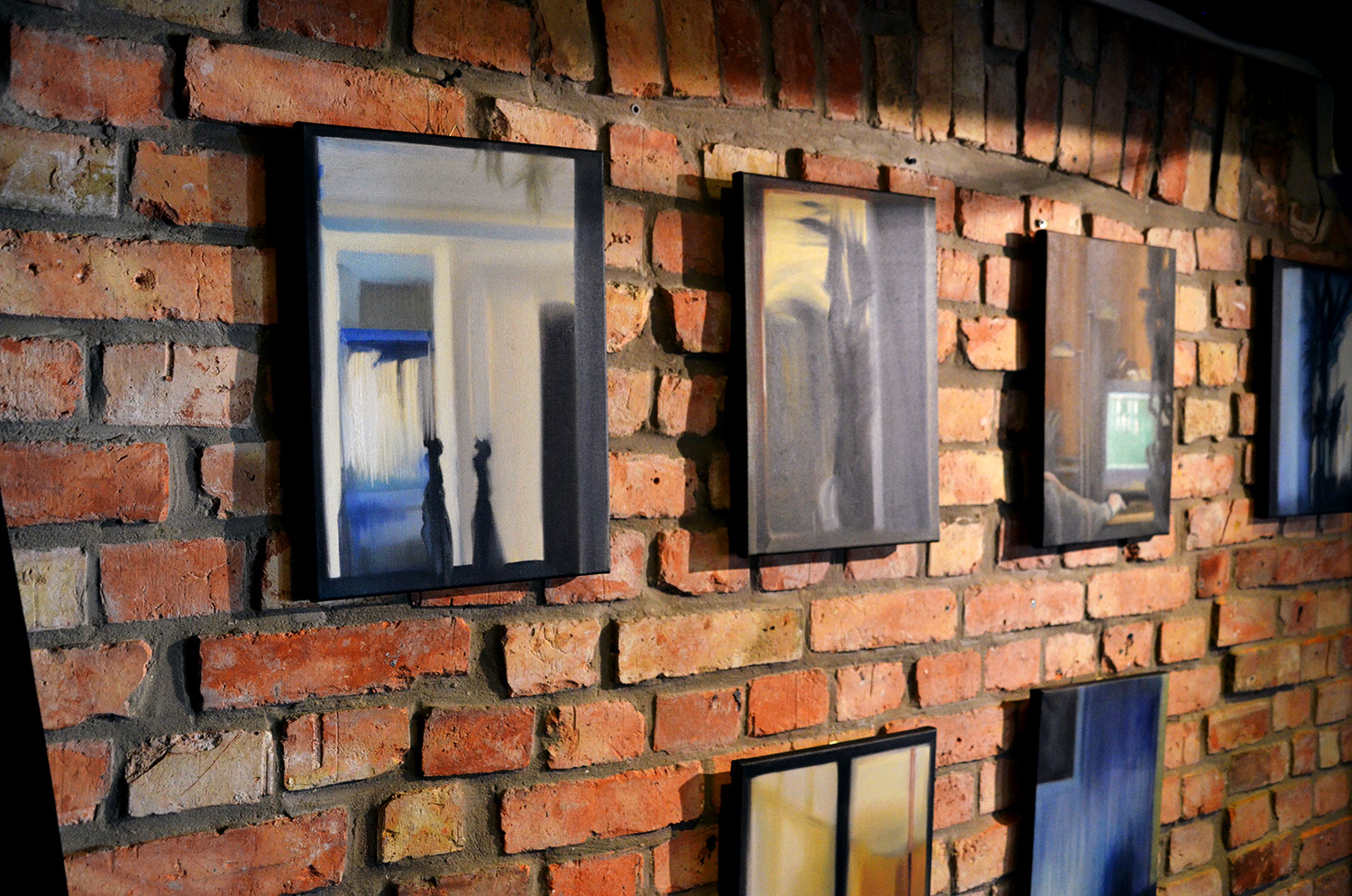 Vinduer IV | Malerier | Noemi Staniszewska | Beauton Art Gallery malerier, figurative, grafiske, arkitektur, kroppe, hverdagsliv, mønstre, sorte, brune, grønne,  bomuldslærred, olie, arkitektoniske, smukke, bygninger, samtidskunst, dekorative, design, interiør, bolig-indretning, moderne, moderne-kunst, vinduer, Køb original kunst og kunstplakater. Malerier, tegninger, limited edition kunsttryk & plakater af dygtige kunstnere.