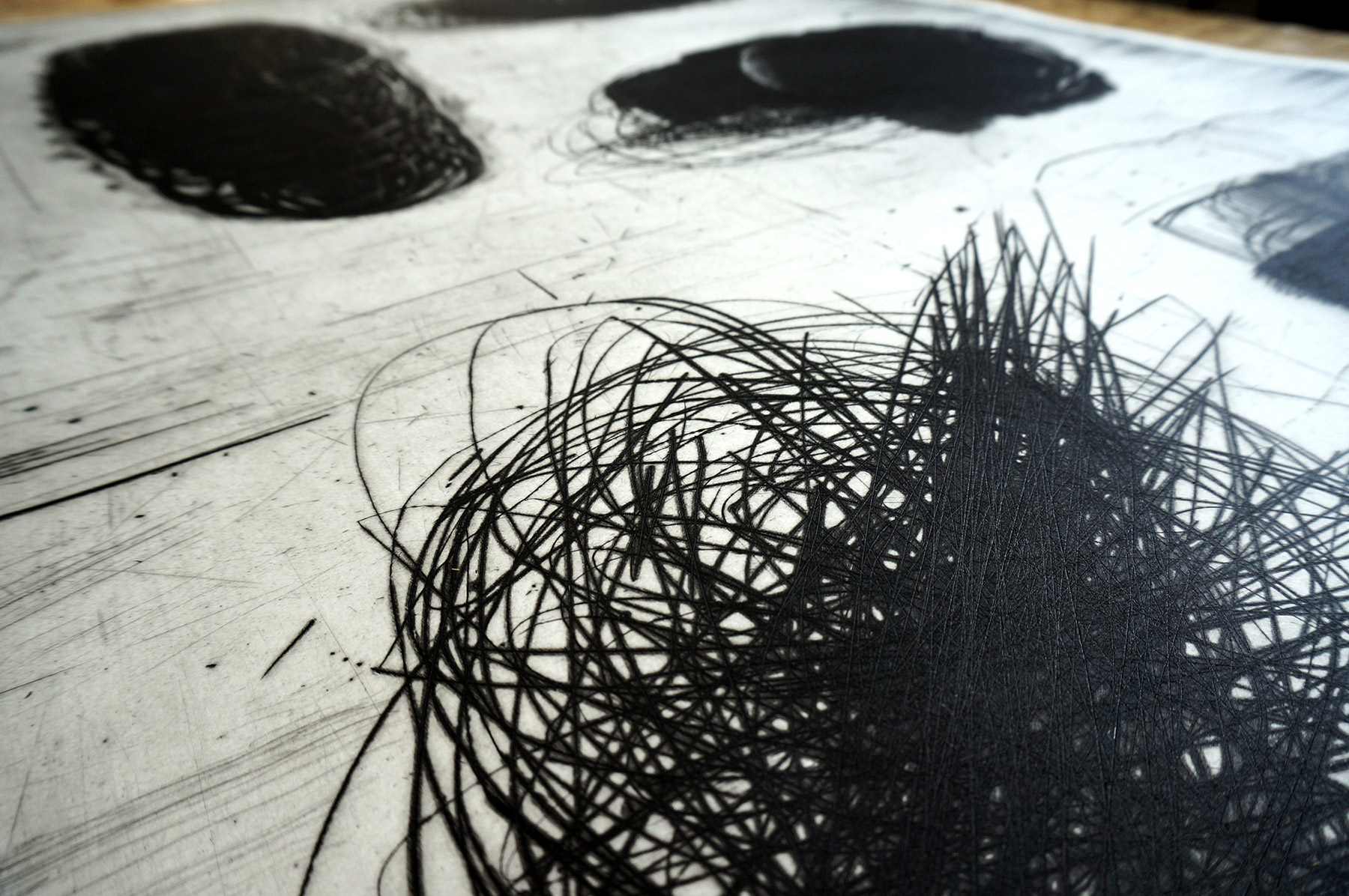 Perpetuum Mobile XXVII | Kunsttryk, Engraveringer | Tomasz Winiarski | Beauton Art Gallery kunsttryk, engraveringer, abstrakte, grafiske, monokrome, mønstre, sorte, grå, hvide, blæk, papir, abstrakte-former, atmosfære, efterår, sort-hvide, konceptuel, dansk, dekorative, design, interiør, bolig-indretning, nordisk, skandinavisk, Køb original kunst og kunstplakater. Malerier, tegninger, limited edition kunsttryk & plakater af dygtige kunstnere.