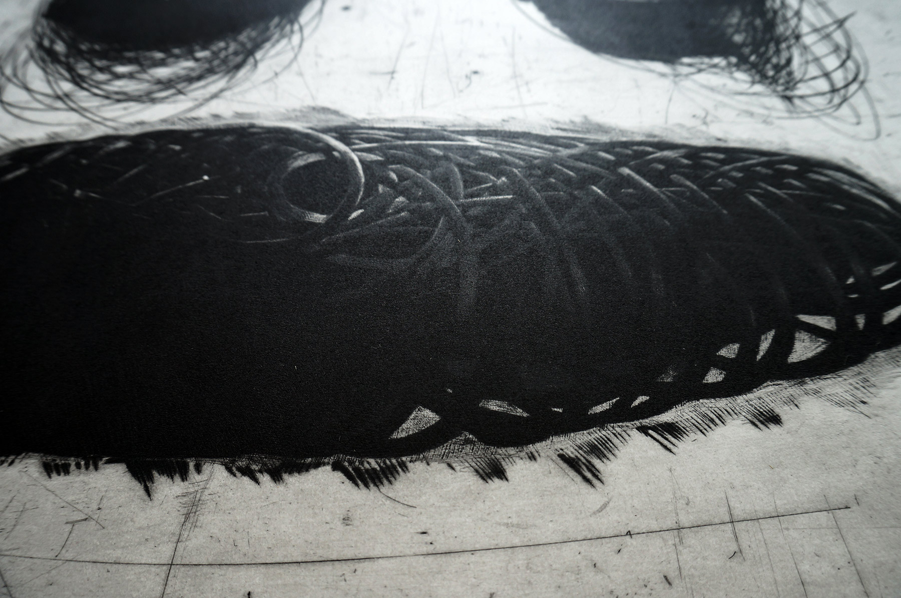 Perpetuum Mobile XXVII | Kunsttryk, Engraveringer | Tomasz Winiarski | Beauton Art Gallery kunsttryk, engraveringer, abstrakte, grafiske, monokrome, mønstre, sorte, grå, hvide, blæk, papir, abstrakte-former, atmosfære, efterår, sort-hvide, konceptuel, dansk, dekorative, design, interiør, bolig-indretning, nordisk, skandinavisk, Køb original kunst og kunstplakater. Malerier, tegninger, limited edition kunsttryk & plakater af dygtige kunstnere.