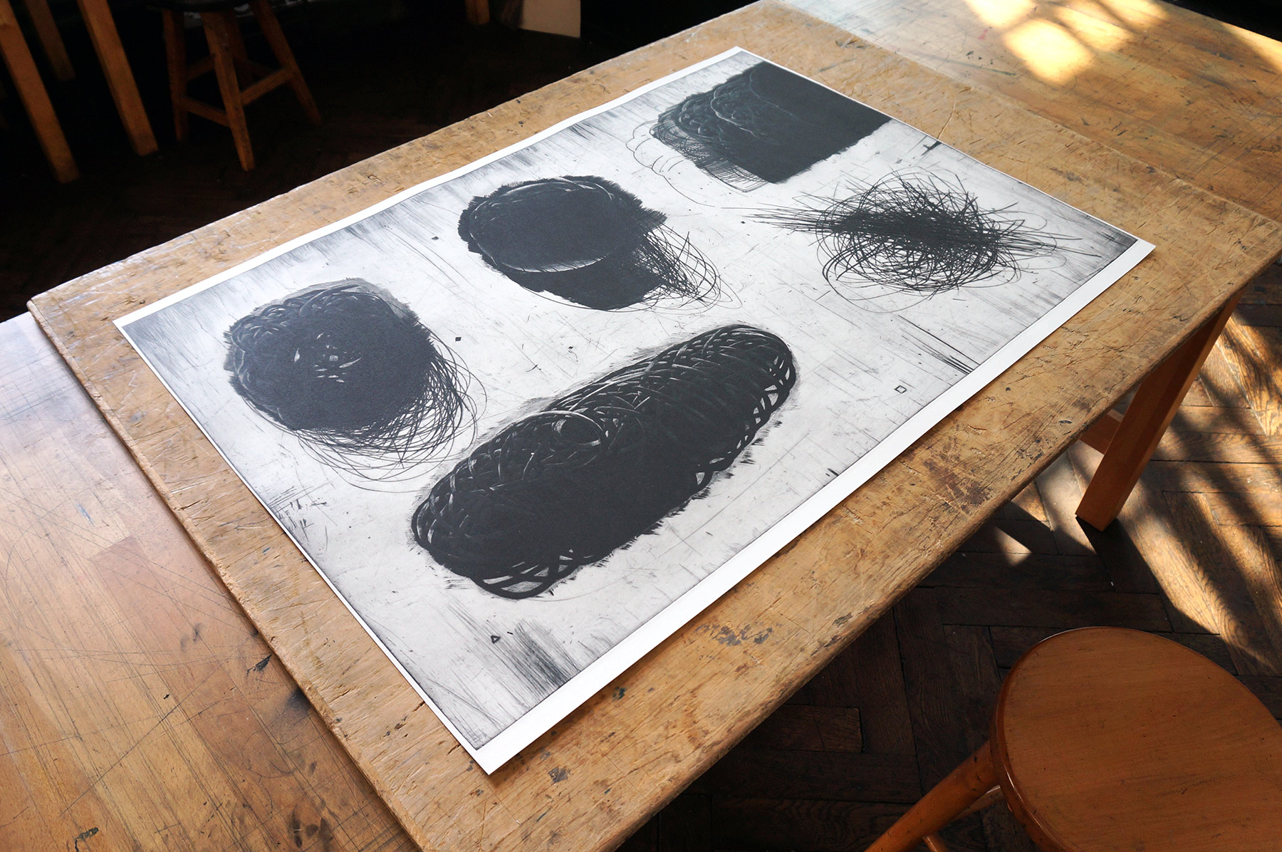 Perpetuum Mobile XXVII | Kunsttryk, Engraveringer | Tomasz Winiarski | Beauton Art Gallery kunsttryk, engraveringer, abstrakte, grafiske, monokrome, mønstre, sorte, grå, hvide, blæk, papir, abstrakte-former, atmosfære, efterår, sort-hvide, konceptuel, dansk, dekorative, design, interiør, bolig-indretning, nordisk, skandinavisk, Køb original kunst og kunstplakater. Malerier, tegninger, limited edition kunsttryk & plakater af dygtige kunstnere.