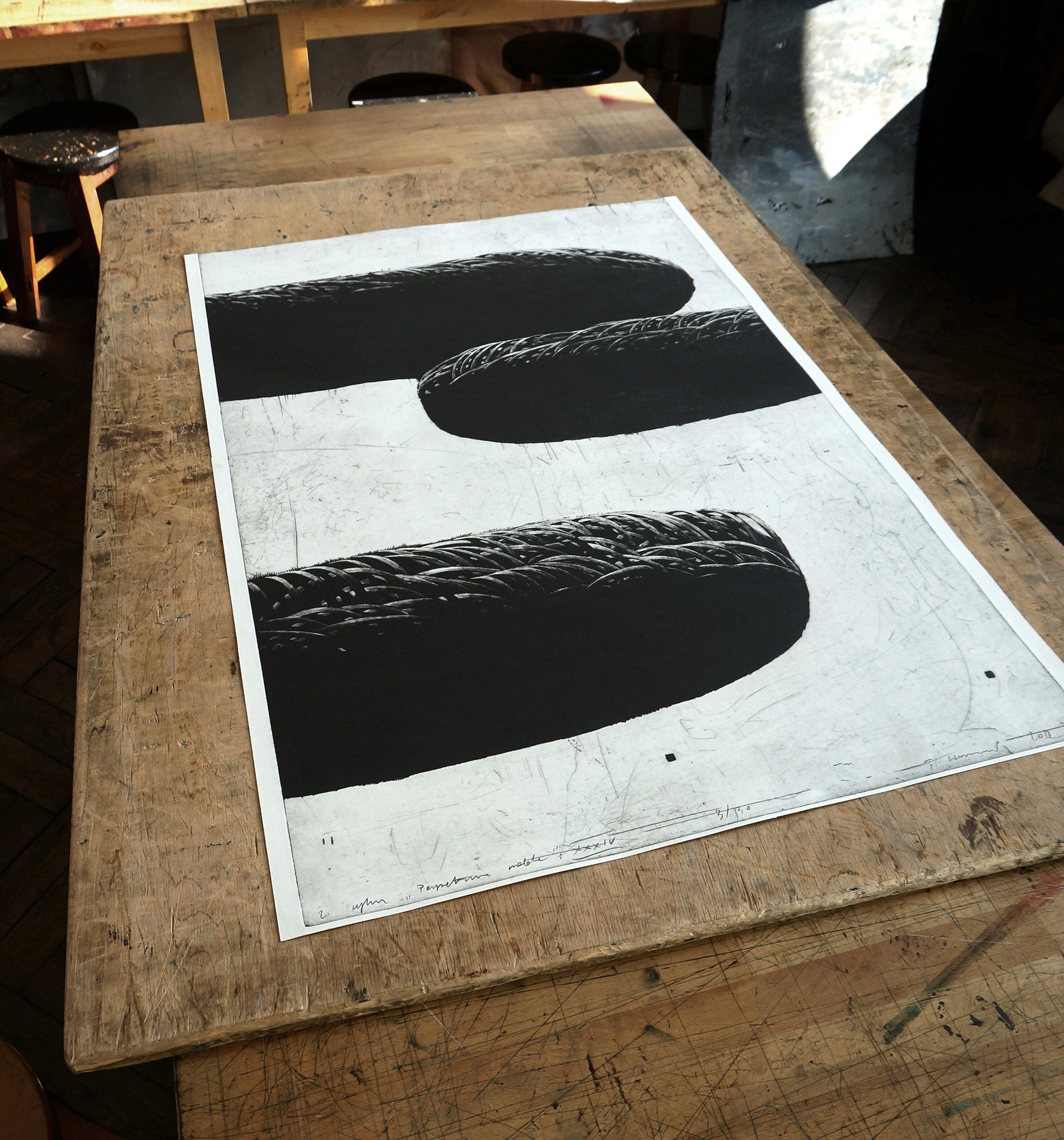 plakater-posters-kunsttryk, litografier, indgraveringer, abstrakte, æstetiske, grafiske, monokrome, bevægelse, mønstre, himmel, sorte, grå, hvide, blæk, papir, abstrakte-former, atmosfære, efterår, sort-hvide, konceptuel, dansk, dekorative, design, interiør, bolig-indretning, nordisk, skandinavisk, Køb original kunst og kunstplakater. Malerier, tegninger, limited edition kunsttryk & plakater af dygtige kunstnere.