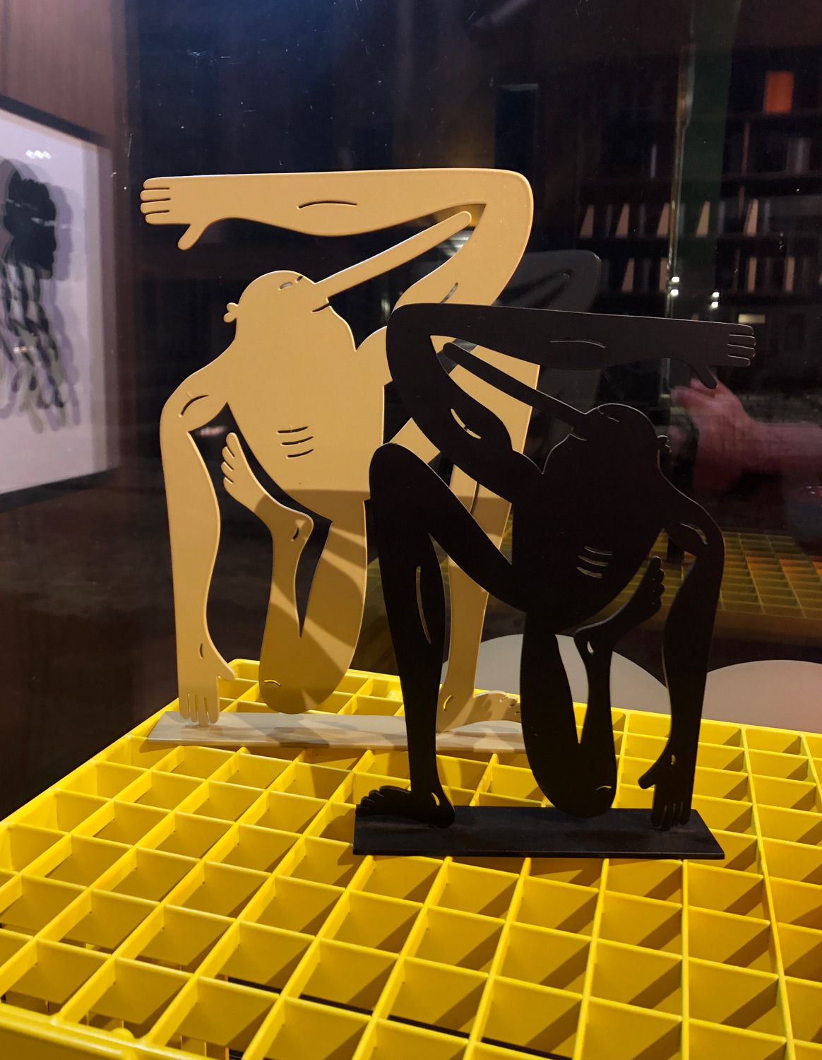 skulpturer, børnevenlige, figurative, grafiske, monokrome, pop, kroppe, tegneserier, humor, bevægelse, mennesker, guld, metal, andre-medier, sjove, smukke, interiør, bolig-indretning, Køb original kunst og kunstplakater. Malerier, tegninger, limited edition kunsttryk & plakater af dygtige kunstnere.